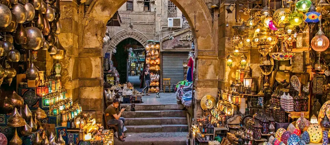 Turista brasileira brincando com a Esfinge no Egito Loja repleta de lustres coloridos e ornamentados no mercado Khan El Khalili, um dos bazares mais tradicionais do Cairo
