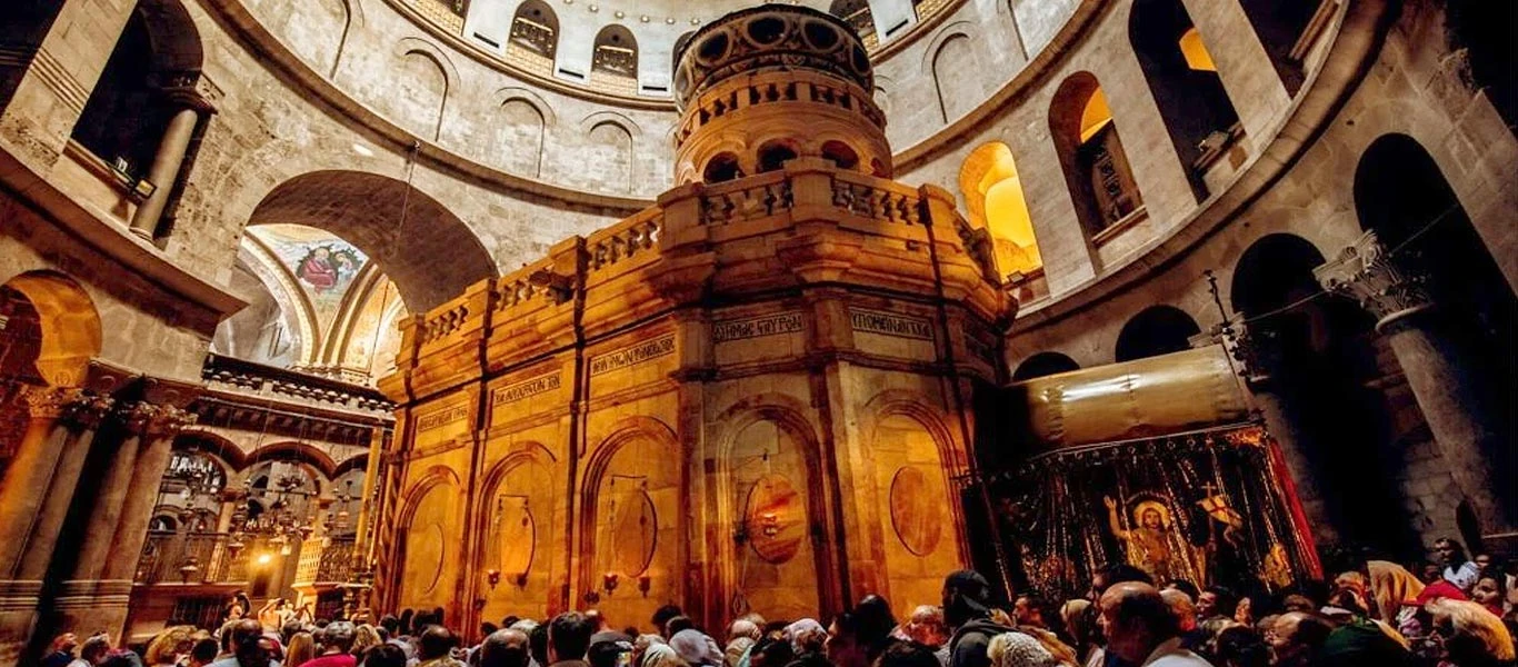 Santo Sepulcro em Jerusalém, local da crucificação e ressurreição de Jesus Entrada do Santo Sepulcro em Jerusalém, tradicional local onde Jesus foi crucificado, sepultado e ressuscitou segundo a fé cristã